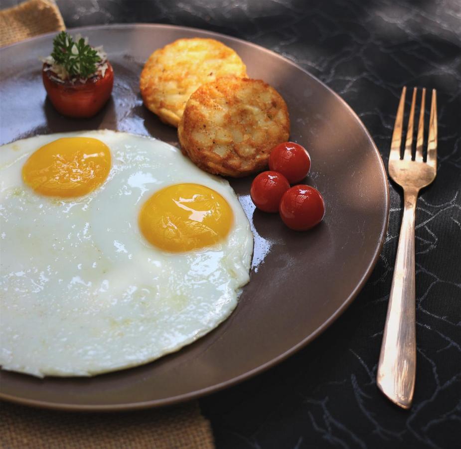 Готель Courtyard By Marriott Гайдарабад Екстер'єр фото Fried eggs