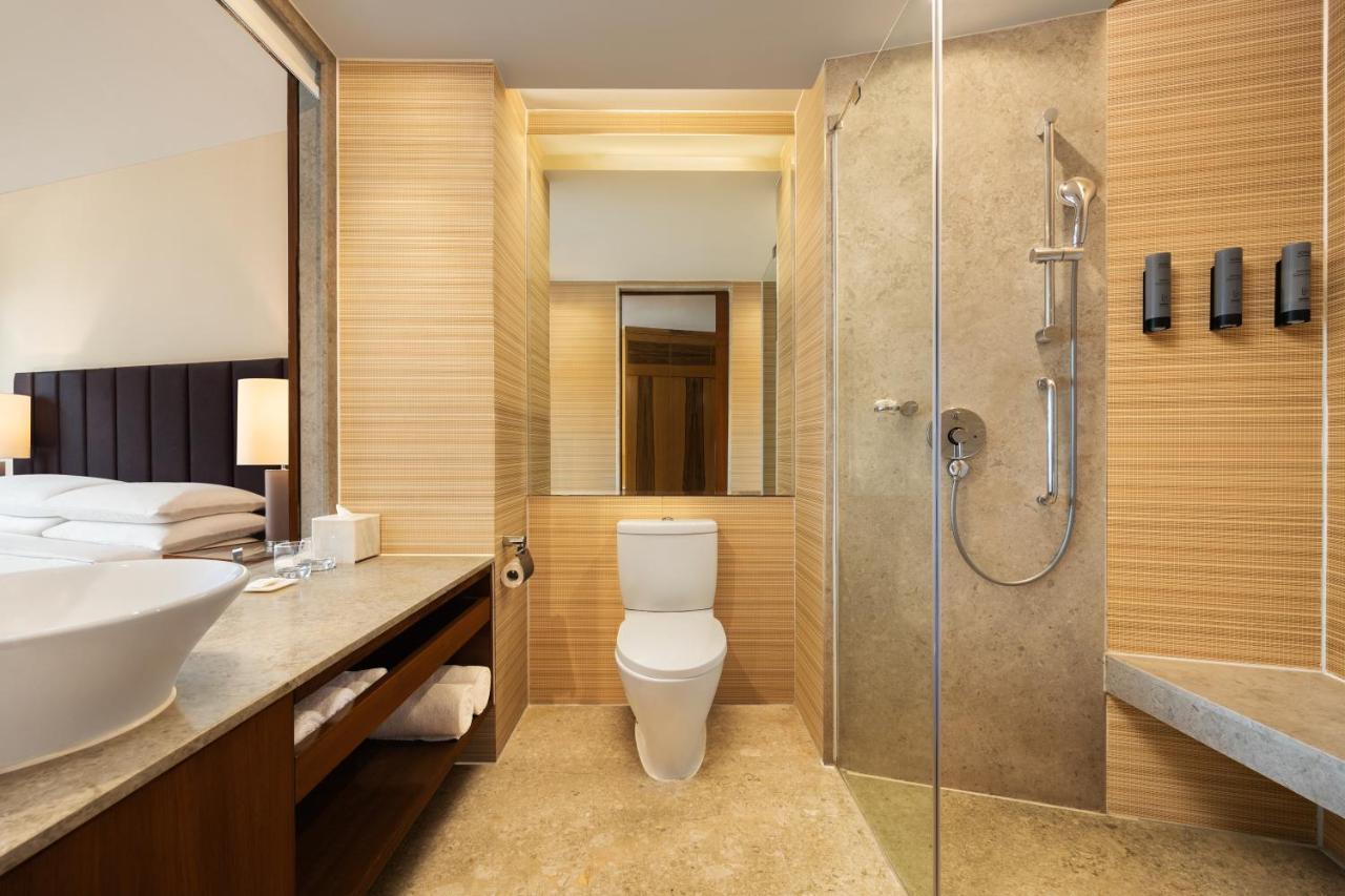 Готель Courtyard By Marriott Гайдарабад Екстер'єр фото A bathroom in a hotel