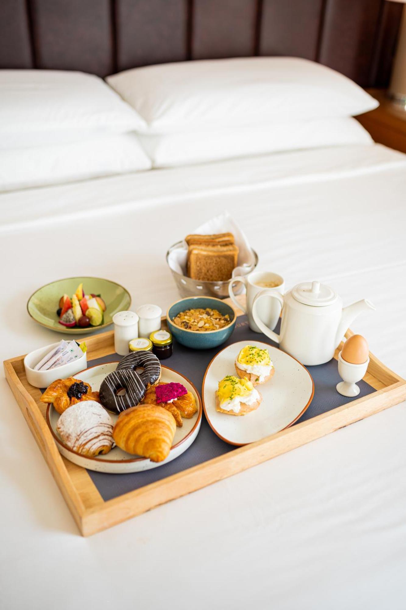 Готель Courtyard By Marriott Гайдарабад Екстер'єр фото A breakfast tray