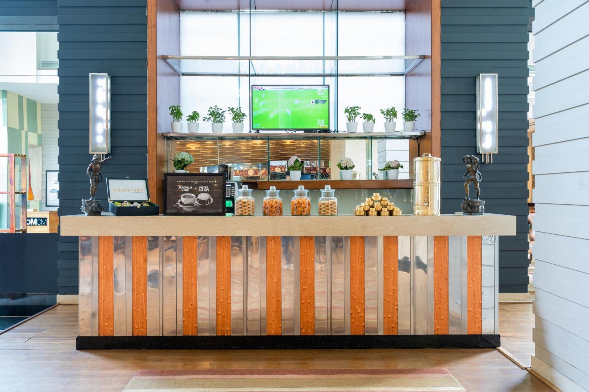 Готель Courtyard By Marriott Гайдарабад Екстер'єр фото A coffee bar in a hotel