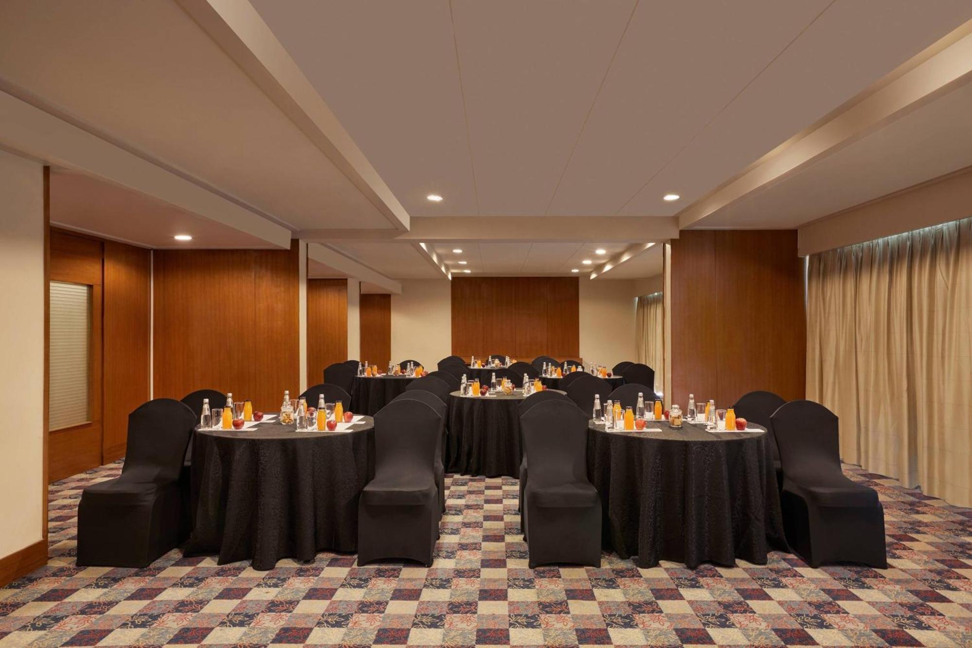 Готель Courtyard By Marriott Гайдарабад Екстер'єр фото Meeting room
