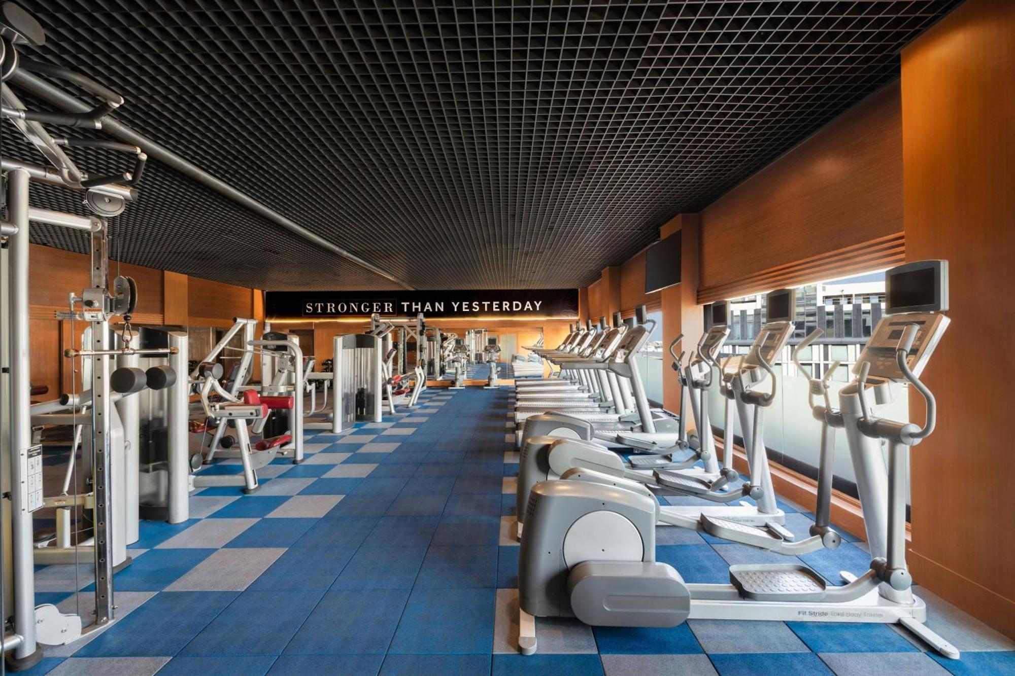 Готель Courtyard By Marriott Гайдарабад Екстер'єр фото The gym at the hotel