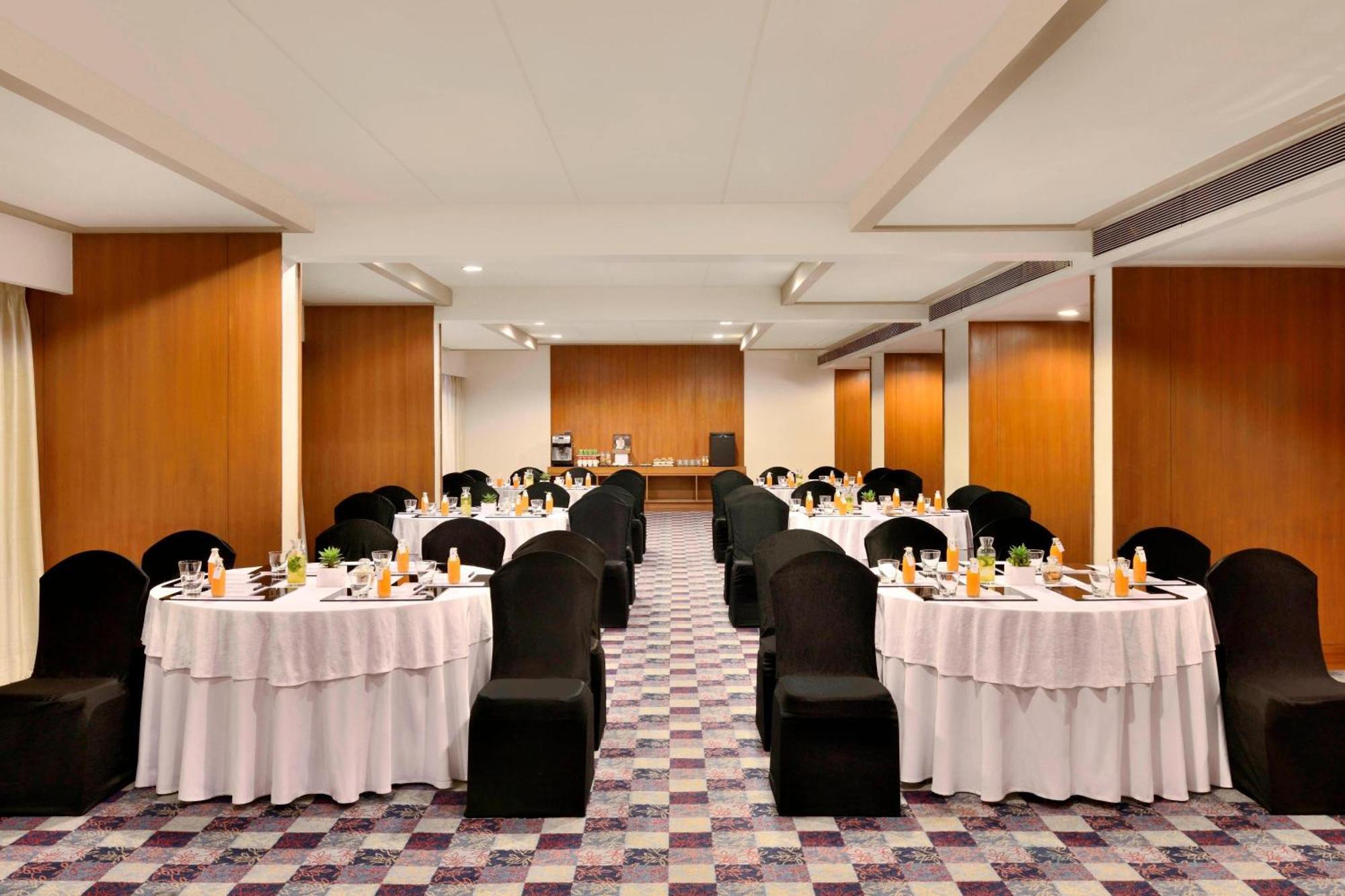 Готель Courtyard By Marriott Гайдарабад Екстер'єр фото Meeting room at the hotel